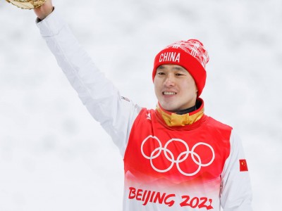B体育-瑞士滑雪选手勇夺金牌，雪上飞鹰威震群雄