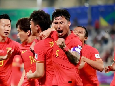 B体育-科隆大战弗莱堡，拼尽全力争取胜利